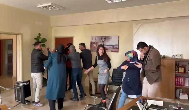 Öğretmenler gününde büyük skandal! 3 öğretmen velilerin saldırısına uğradı...