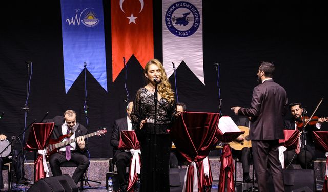 TRT sanatçıları Vanlılara müzik ziyafeti sundu!