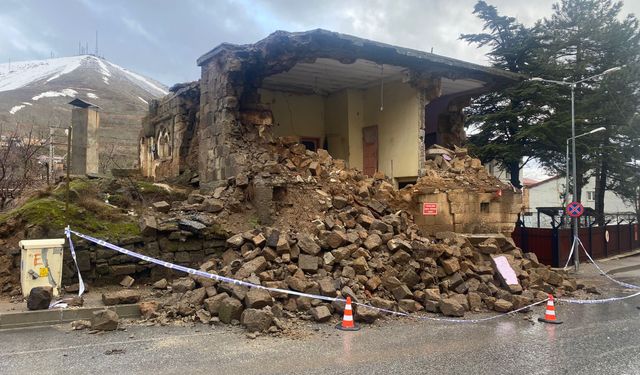 Bitlis’te sağanak yağışla bir ev yıkıldı