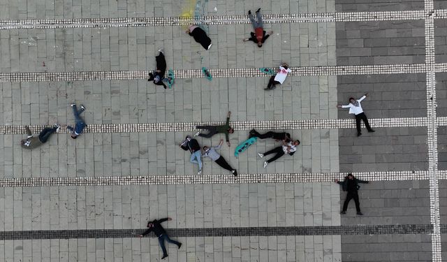 Van'da öğrenciler ve akademisyenlerden anlamlı protesto