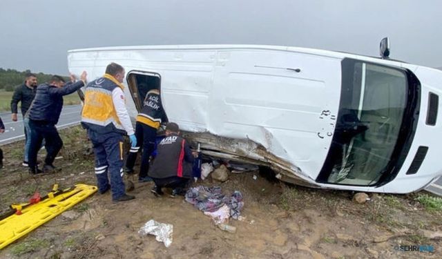 Yağış nedeniyle kayganlaşan yolda köy minibüsü devrildi: 1 ölü, 7’si öğrenci 13 yaralı!