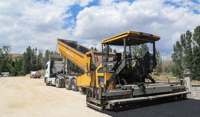 Van Büyükşehir Belediyesi asfalt çalışmalarını sürdürüyor