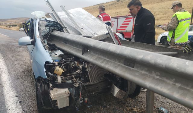 Van'da kaza! Direksiyon hâkimiyetini kaybeden sürücü bariyerlere çarptı!