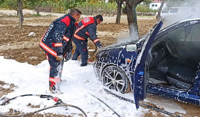 Park halindeki araç aniden alev aldı