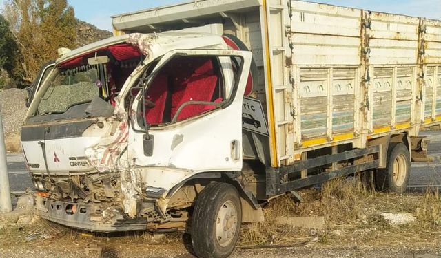 Van karayolunda kamyonet ile TIR çarpıştı: 2 yaralı