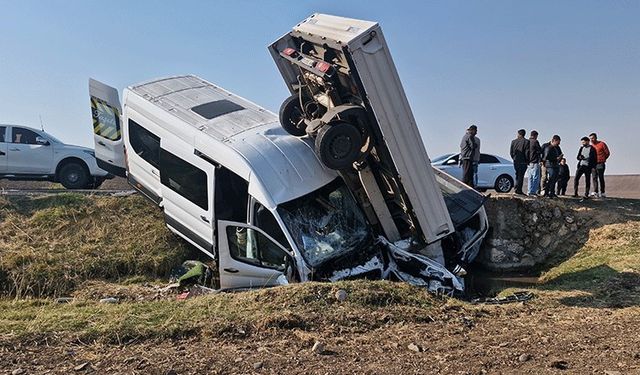 Öğretmenleri taşıyan minibüs kaza yaptı: 15'i öğretmen, 17 yaralı!