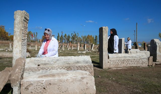 Van'da 45 yeni mezar keşfedildi!