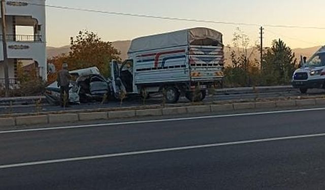 Elazığ'da otomobil ile kamyonet çarpıştı: 1 ölü, 1 yaralı