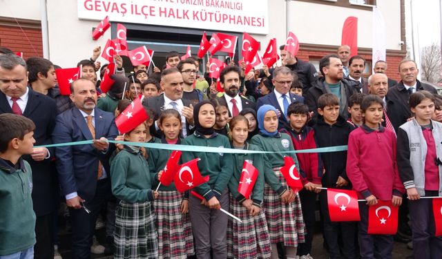 Bakan Yardımcısı’ndan Gevaş Kütüphanesi ile ilgili gülümseten paylaşım