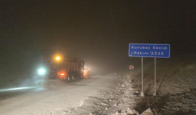 Van’da kar yağışı ulaşımı olumsuz etkiledi: İlçe yolu ulaşıma kapandı!