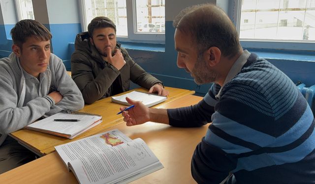 Van ve Maraş depremlerinde enkaz altında kalmıştı: Öğretmen azmi ile öğrencilerine ışık olmaya devam ediyor!