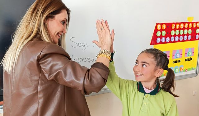 Van’ın ödüllü öğretmeni ders işleme tarzıyla fark yaratmaya devam ediyor!