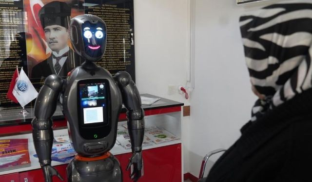 Türkiye'nin ilk insanımsı yapay zekalı robotu öğretmenliğe başladı