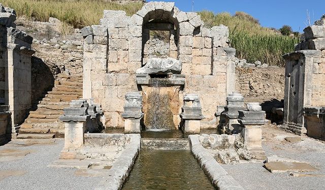 Antik çeşmeden 1800 yıl sonra su akmaya başladı