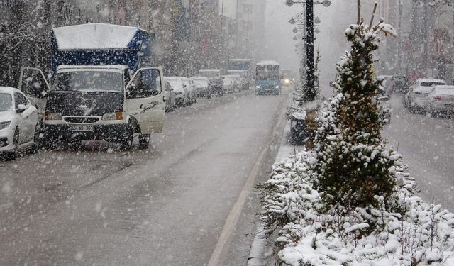 Van’a lapa lapa kar yağdı!