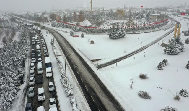 Kardan dolayı o kara yolu ulaşıma kapandı