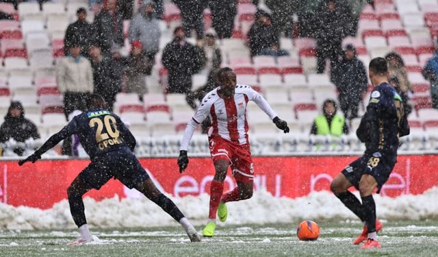 Süper Lig maçına kar yağışı damga vurdu