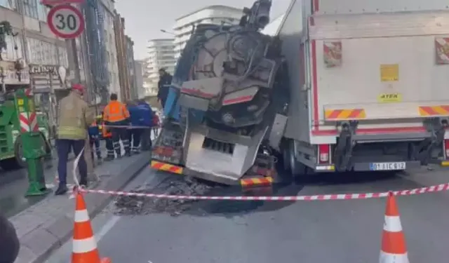 İstanbul'da yol çöktü! İki kamyon çukura düştü