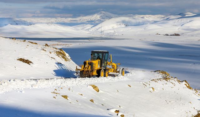 Van’da kapanan yollar ulaşıma açıldı