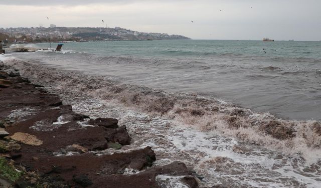 Tekirdağ sahilini kırmızıya boyandı