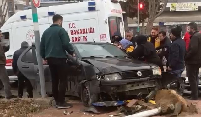 Otomobil direğe çarptı, sürücü araçta sıkıştı