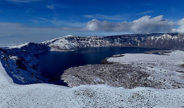 Nemrut Krater Gölü’nün karlı görüntüsü hayran bırakıyor