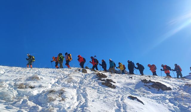 Van’ın tanıtımı için meşakkatli tırmanış!