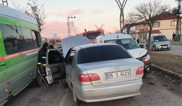 Van’da 3 araç birbirine girdi, 2 kişi yaralandı!