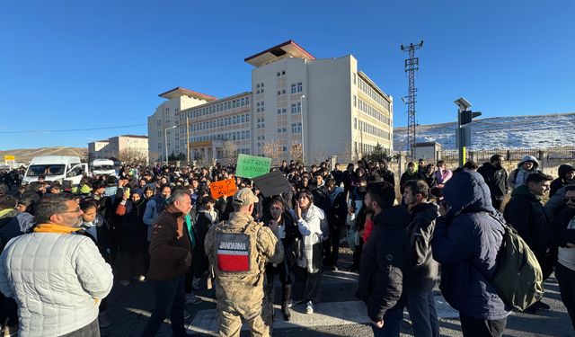 Van’da öğrencilerden dikkat çeken eylem: Tek istekleri var!