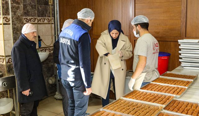 Van’daki fırında gıda skandalı: Bakın ekmek diye bize ne yedirmişler!