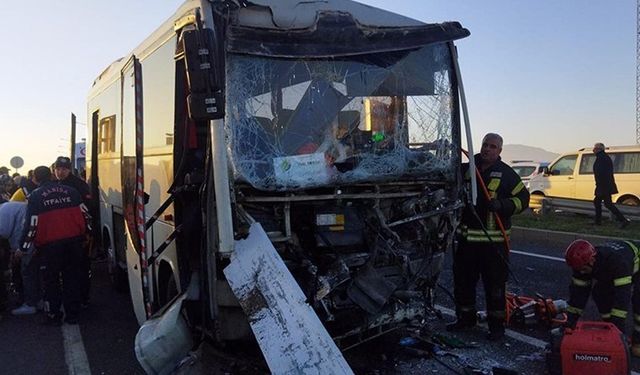 Korkunç kaza! İşçi servisi TIR ile çarpıştı: 2'si ağır, 22 işçi yaralı!