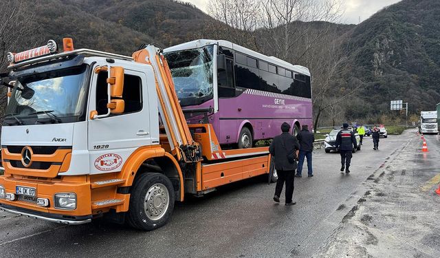 Feci kazada 6 araç birbirine girdi: 15 yaralı