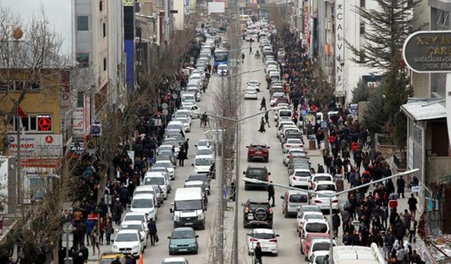 Van'da araç sayısı arttıkça trafik sorunu büyüyor!