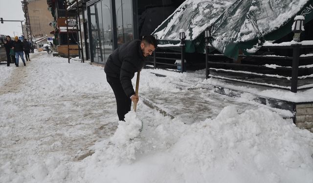 Hakkari'de kar nedeniyle 132 yerleşim yerinin yolu kapandı