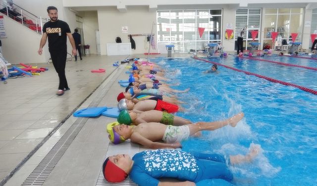 Van’da öğrencilere karne hediyesi olarak yüzme keyfi!