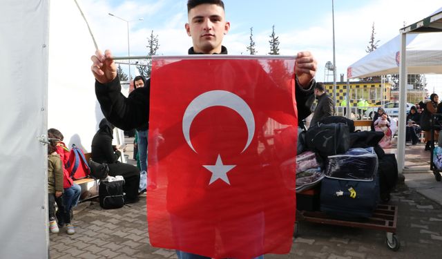 Suriye'ye Türk bayrağıyla dönen Abdulkadir: Evimin ortasına asacağım