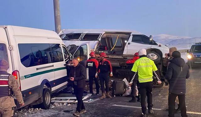 Feci kaza: iki minibüs çarpıştı 1'i ağır, 27 yaralı!