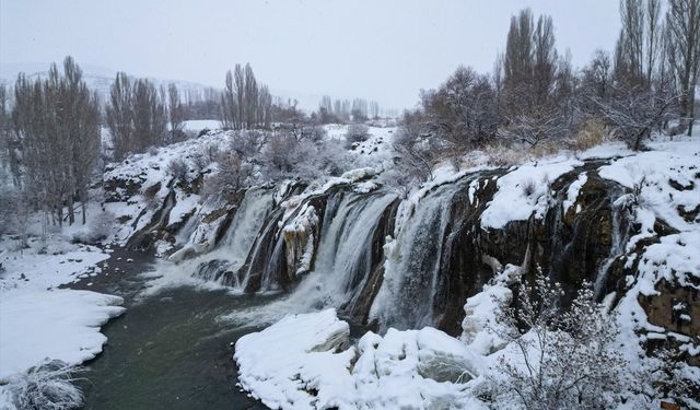 Muradiye Şelalesi beyaz gelinliğini giydi!