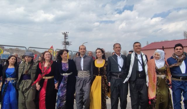 Van Nevruzu’nda Eş Genel Başkanlar halay çekti!