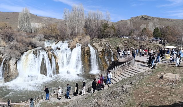 Bayram’da yine Van’ın gözdesi oldu: Ziyaretçi akınına uğradı!