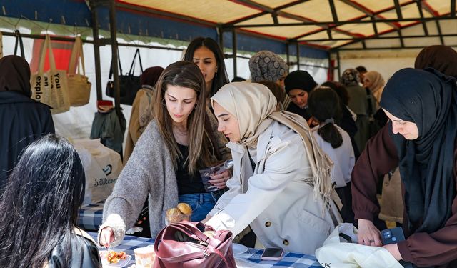 Van'da akademisyenler ve öğrenciler Gazze yararına kermes düzenledi