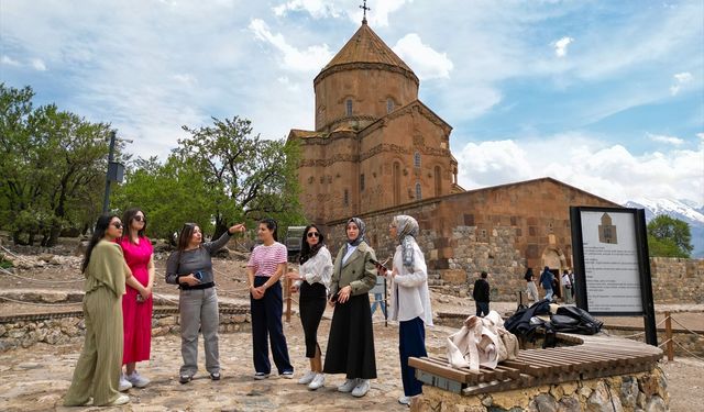 Van YYÜ’lü öğrenciler hem tarihi keşfetti hem de çevre temizliği yaptı!