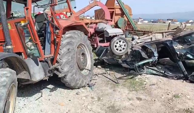 Van’da traktör ile otomobil çarpıştı: 1’i çocuk 4 kişi yaralandı!