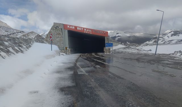 Van’ın bir yanı baharı, diğer yanı kışı yaşıyor!