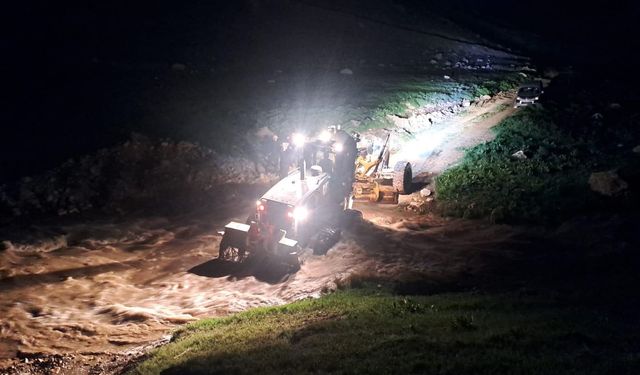 Van’da derenin su seviyesi yükseldi, pancar toplamaya giden vatandaşlar mahsur kaldı