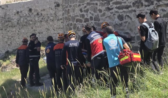 Van Kalesi'nde mahsur kaldı: İhbar sonrası ekipler yardıma koştu!