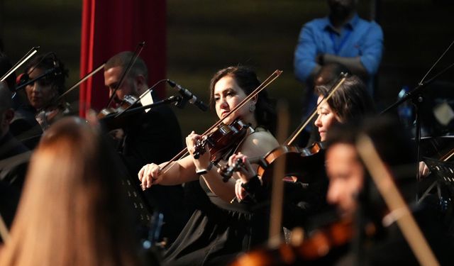 Millî Eğitim Bakanı Yusuf Tekin, Van'da halk oyunları ve dans gösterisini izledi