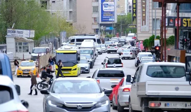 Van trafiğinde alarm: Araç sayısı 90 bini aştı, sokaklar taşmaya başladı