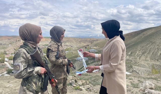 Van’da kadın güvenlik korucuları anneler gününde unutulmadı!