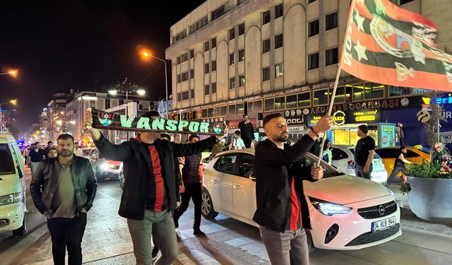 Artı Değer Vanspor FK taraftarları galibiyetini kutladı!